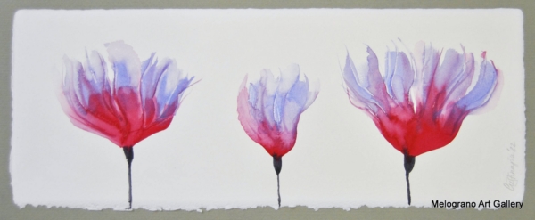 Acquarello fiori simili a tulipani – sfumature rosso e viola, grandi petali, pittura floreale delicata