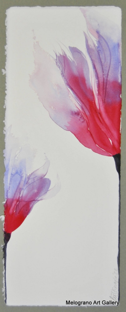 Acquarello fiori simili a tulipani – sfumature rosso e viola, grandi petali, pittura floreale delicata