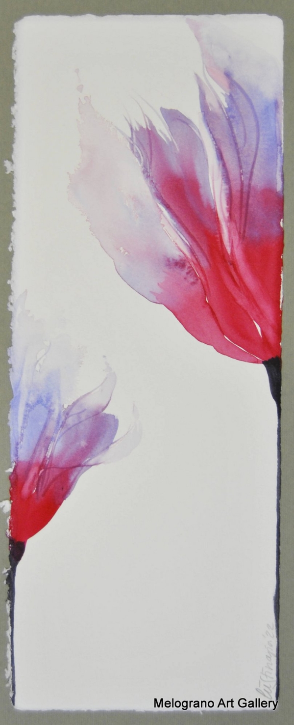 Acquarello fiori simili a tulipani – sfumature rosso e viola, grandi petali, pittura floreale delicata