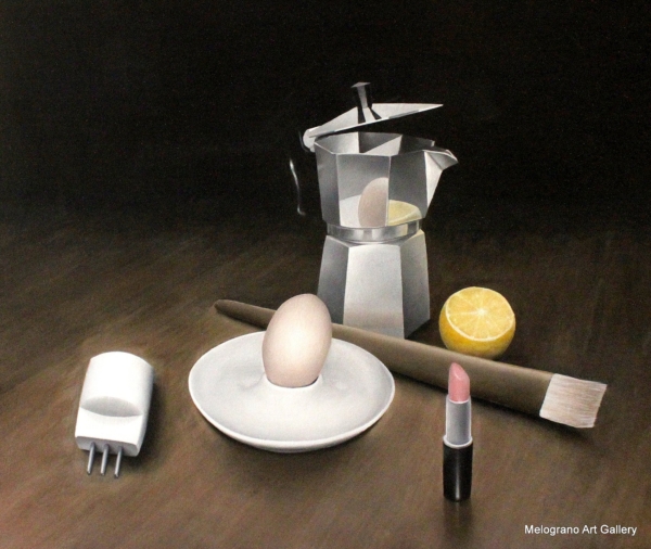 Natura morta con caffettiera, spina elettrica bianca, rossetto rosa, pennello trucco, limone e uovo alla coque su portauovo, fondo scuro
