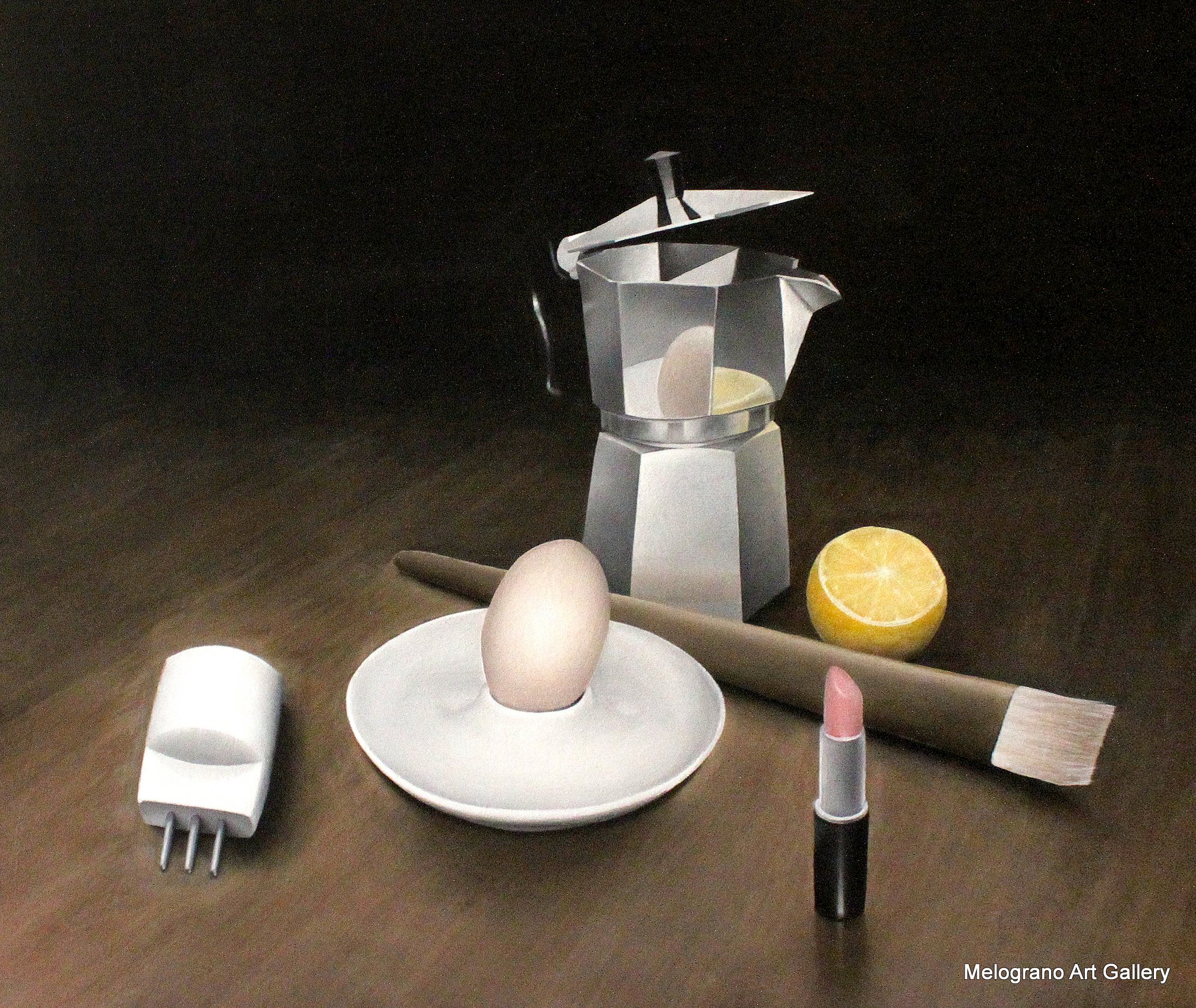 Natura morta con caffettiera, spina elettrica bianca, rossetto rosa, pennello trucco, limone e uovo alla coque su portauovo, fondo scuro