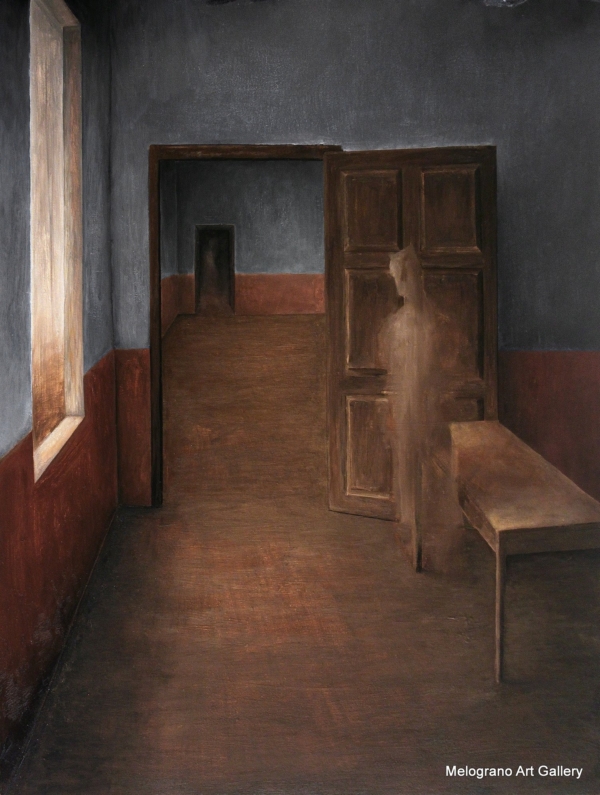 Ombra ectoplasmatica in stanza vuota dai toni scuri verde e marrone