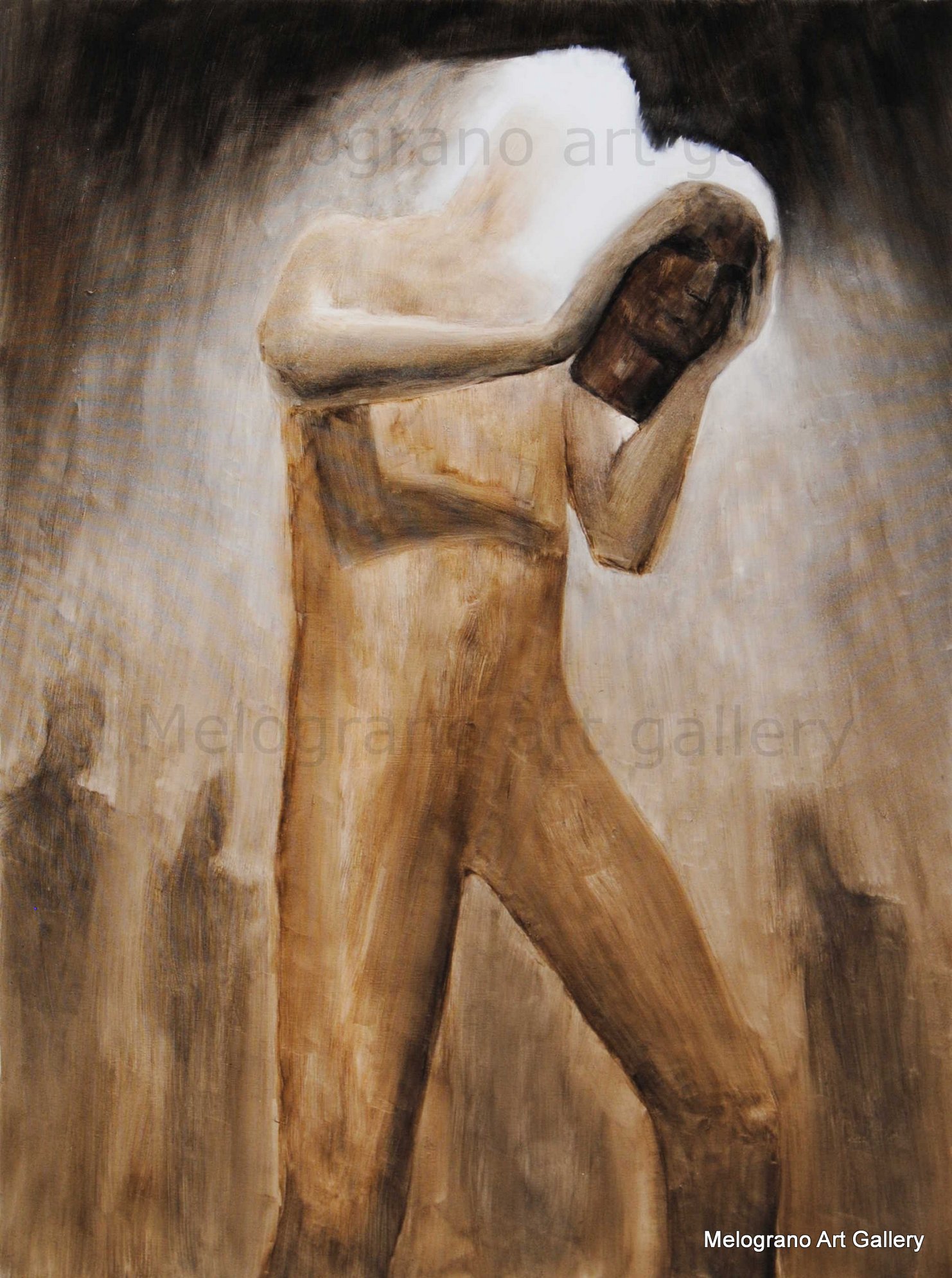 Figura intera in toni seppia chiari con gesto inquietante, opera Human Effigies 2 di Davide Giallombardo