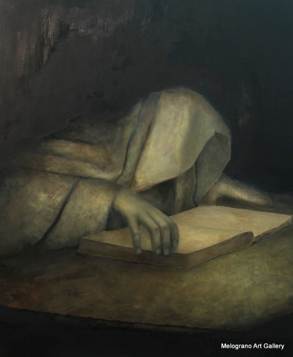 Monaco incappucciato con libro sulla tavola in toni seppia, volto nascosto