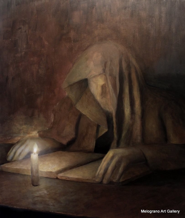 Monaco incappucciato con parte del volto visibile, libro illuminato da candela in toni seppia