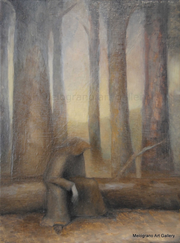 Monaco incappucciato seduto su tronco abbattuto in foresta, toni seppia