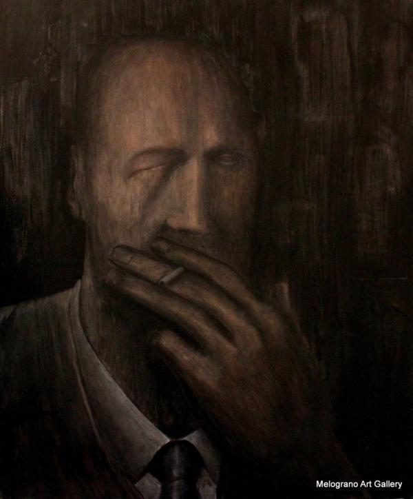 Ritratto a mezzo busto di figura con volto segnato, atmosfera cupa e luci soffuse, opera di Davide Giallombardo