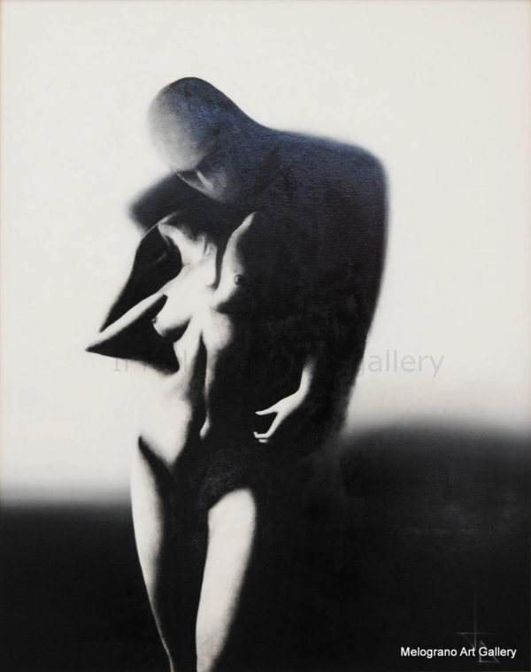 Donna nuda in posa languida con uomo-ombra alle spalle, bianco e nero, atmosfera inquietante