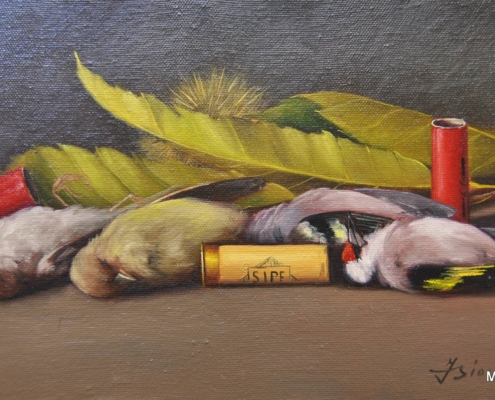 Natura morta di Franco Biondi: tre uccellini morti, tre cartucce rosse e gialla, foglie di castagna, tipica pittura post-macchiaiola livornese.