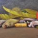 Natura morta di Franco Biondi: tre uccellini morti, tre cartucce rosse e gialla, foglie di castagna, tipica pittura post-macchiaiola livornese.