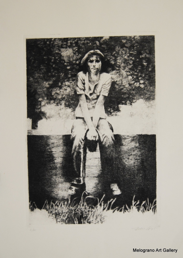 Acquaforte in bianco e nero con ragazza seduta su una spalletta, posa svogliata, tratto raffinato e naturale.