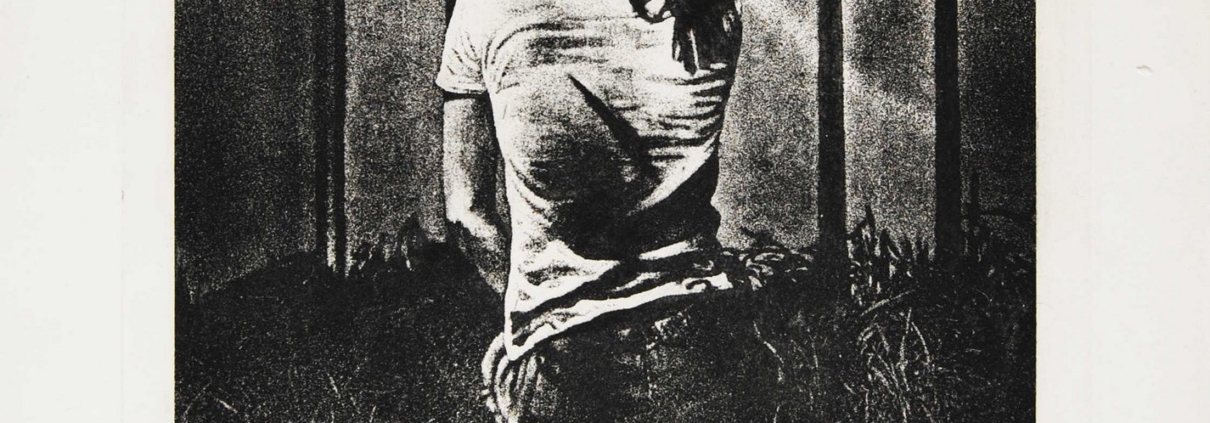 Acquaforte in bianco e nero con donna di spalle inginocchiata su un prato, silhouette elegante e tratto delicato.