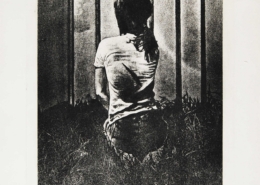 Acquaforte in bianco e nero con donna di spalle inginocchiata su un prato, silhouette elegante e tratto delicato.