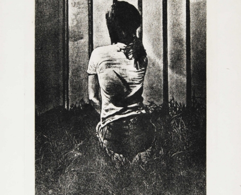 Acquaforte in bianco e nero con donna di spalle inginocchiata su un prato, silhouette elegante e tratto delicato.