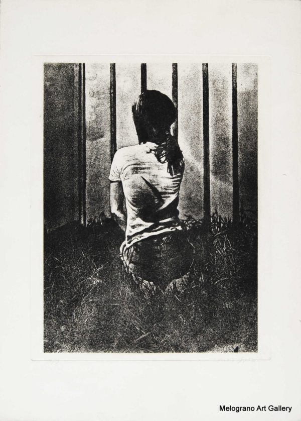 Acquaforte in bianco e nero con donna di spalle inginocchiata su un prato, silhouette elegante e tratto delicato.