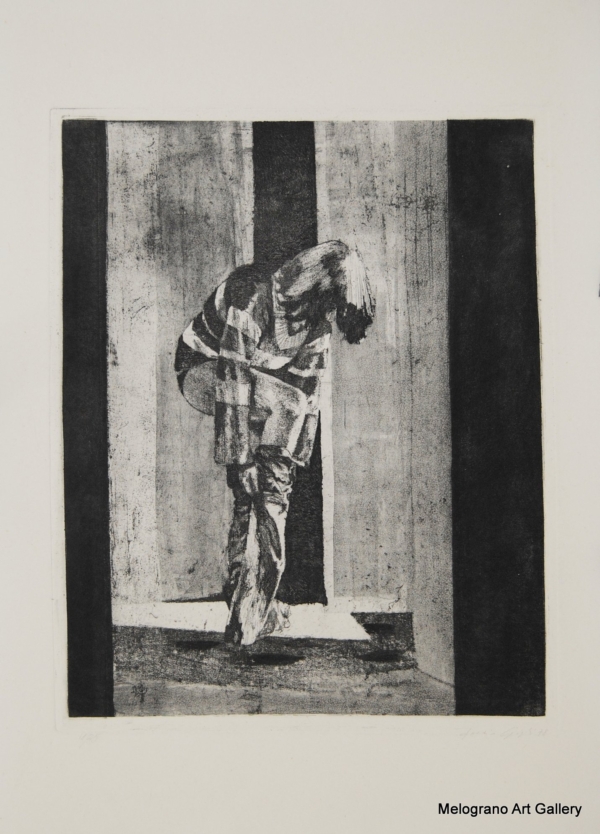 Acquaforte in bianco e nero con un ragazzo che si veste in casa, tratto fine ed elegante, scena intima e quotidiana.