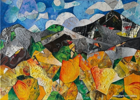 Dipinto astratto di Laura Ruberto con acrilici e collage, cielo arancione e terra, evocazione di un’alba montana piena di speranza.