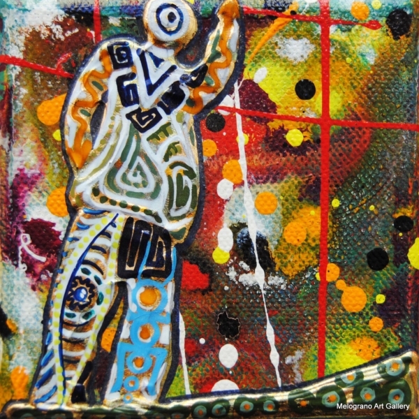 Piccole Ombre di Lucia Fiaschi, piccole tele con fondo verde, rilievi dorati, simboli e figure-ombra