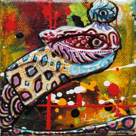 Piccole Ombre di Lucia Fiaschi, piccole tele con fondo verde, rilievi dorati, simboli e figure-ombra