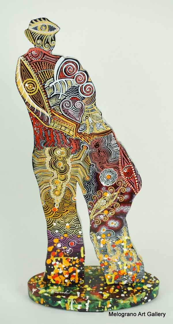 Ombre Sagomate di Lucia Fiaschi, figure sagomate dipinte con rilievi, simboli e motivi preziosi