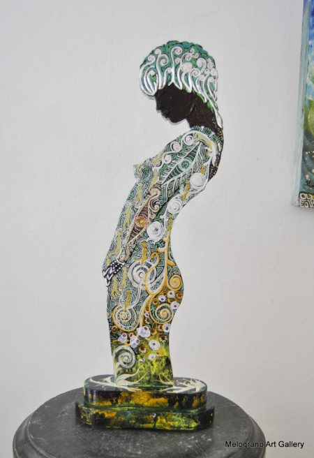 Ombre Sagomate di Lucia Fiaschi, figure sagomate dipinte con rilievi, simboli e motivi preziosi