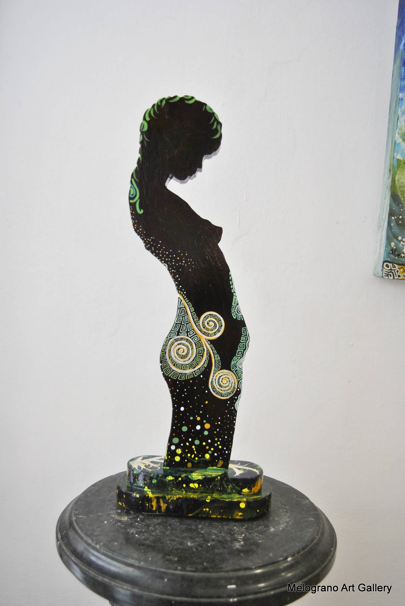 Ombre Sagomate di Lucia Fiaschi, figure sagomate dipinte con rilievi, simboli e motivi preziosi