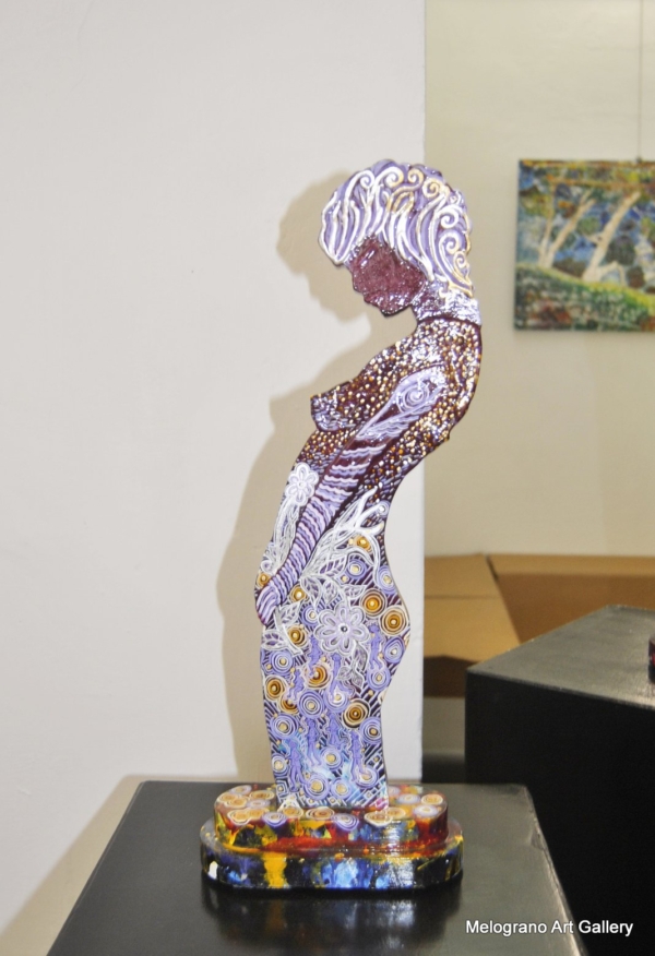 Ombre Sagomate di Lucia Fiaschi, figure sagomate dipinte con rilievi, simboli e motivi preziosi