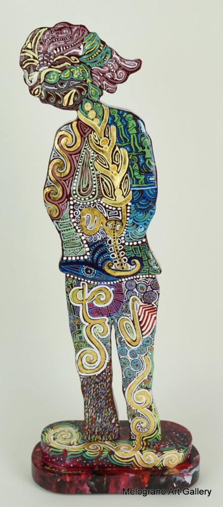 Ombre Sagomate di Lucia Fiaschi, figure sagomate dipinte con rilievi, simboli e motivi preziosi