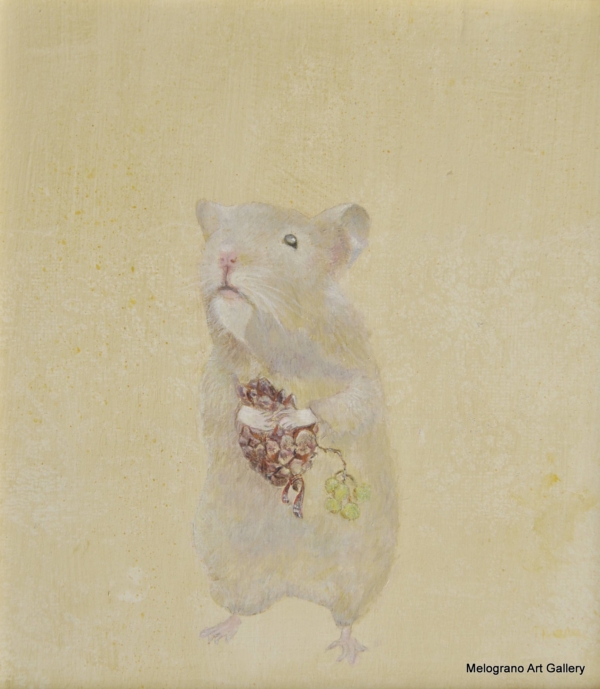 Topolino beige con frutti di bosco su sfondo neutro, dipinto figurativo di Mara Di Campli