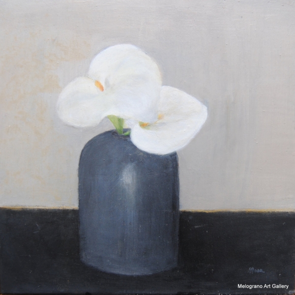 Vaso nero con fiori bianchi disposti alla giapponese, dipinto figurativo di Mara Di Campli