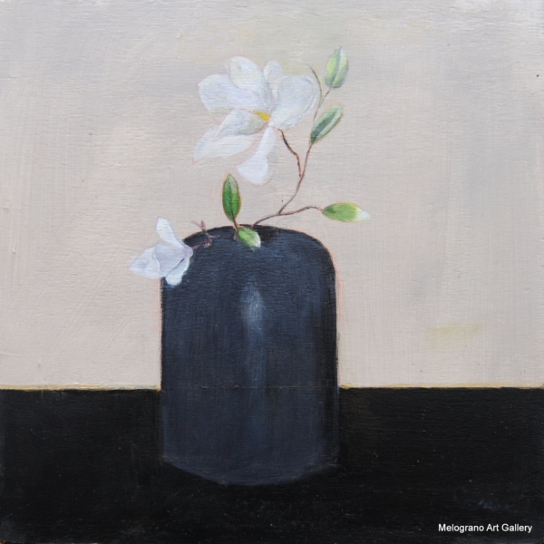 Vaso nero con fiori bianchi, seconda versione, dipinto figurativo di Mara Di Campli