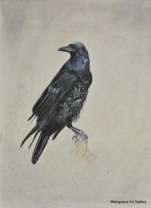 Corvo elegante in abito da sera con piume decorate da fiori e arabeschi, dipinto figurativo di Mara Di Campli