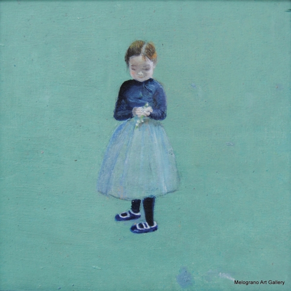 Bambina con mazzo di mughetti e gonnellina bianca su sfondo turchese, dipinto figurativo di Mara Di Campli