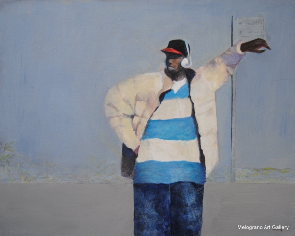 Uomo appoggiato a un muro con giacca imbottita e berretto rosso, dipinto figurativo di Mara Di Campli