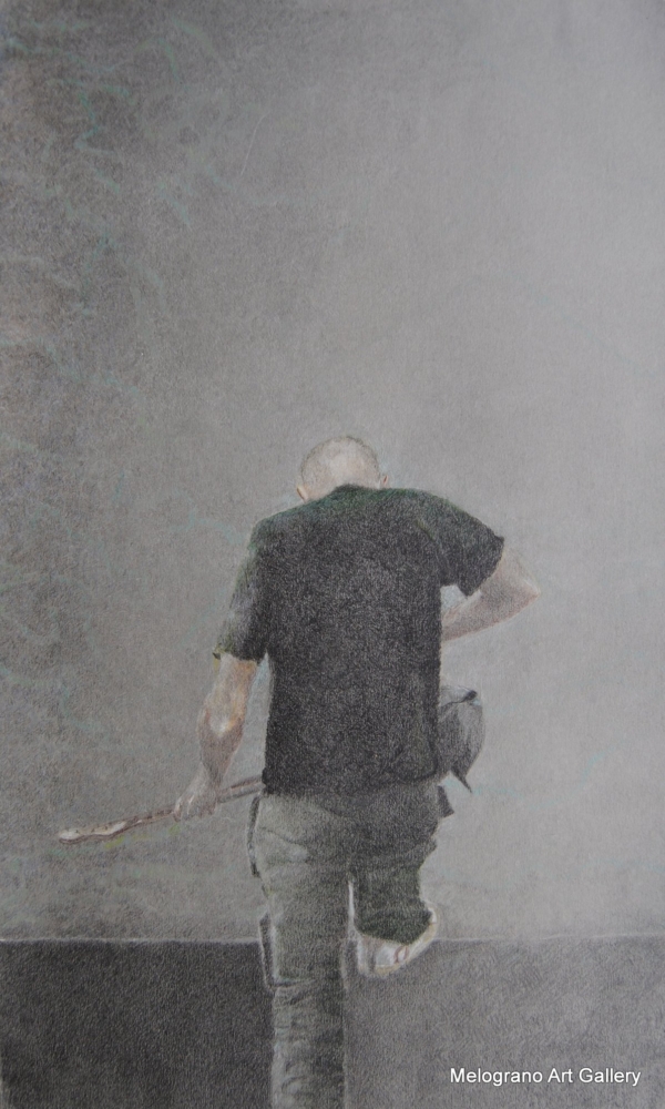 Uomo di spalle che sale un gradino con possibile strumento in mano, dipinto figurativo di Mara Di Campli