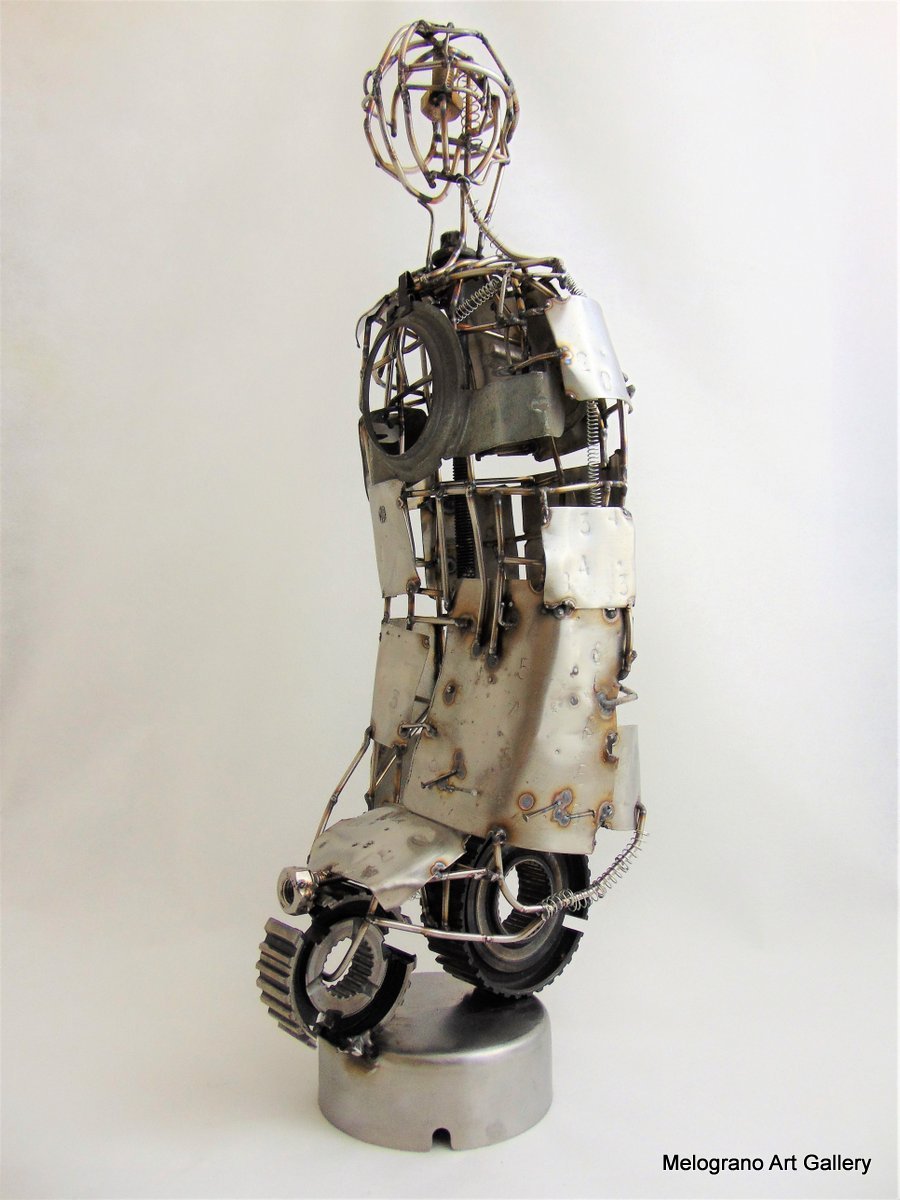 Scultura “Androide” di Marco Cavalieri, figura robotica in metallo e materiali di recupero con struttura in filo metallico.