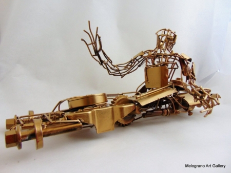 Scultura “Androide” di Marco Cavalieri, figura robotica in metallo e materiali di recupero con struttura in filo metallico.