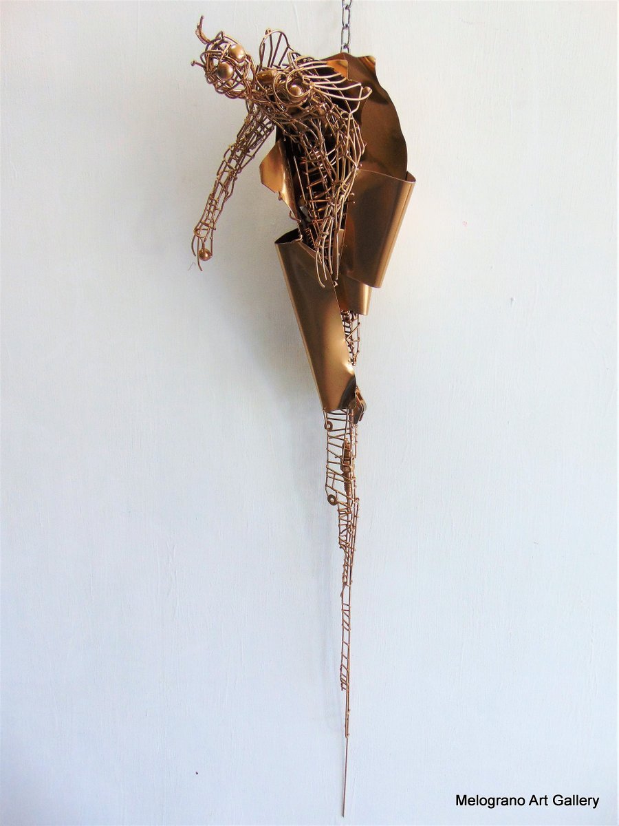 “Crisalide” di Marco Cavalieri, figura umanoide in metallo pendente, scultura ibrida a capo chino.