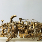 Scultura “Gold Fish” di Marco Cavalieri, pesce dorato realizzato con materiali di riciclo, metallo e componenti meccaniche.
