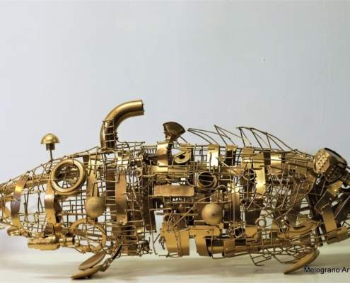 Scultura “Gold Fish” di Marco Cavalieri, pesce dorato realizzato con materiali di riciclo, metallo e componenti meccaniche.