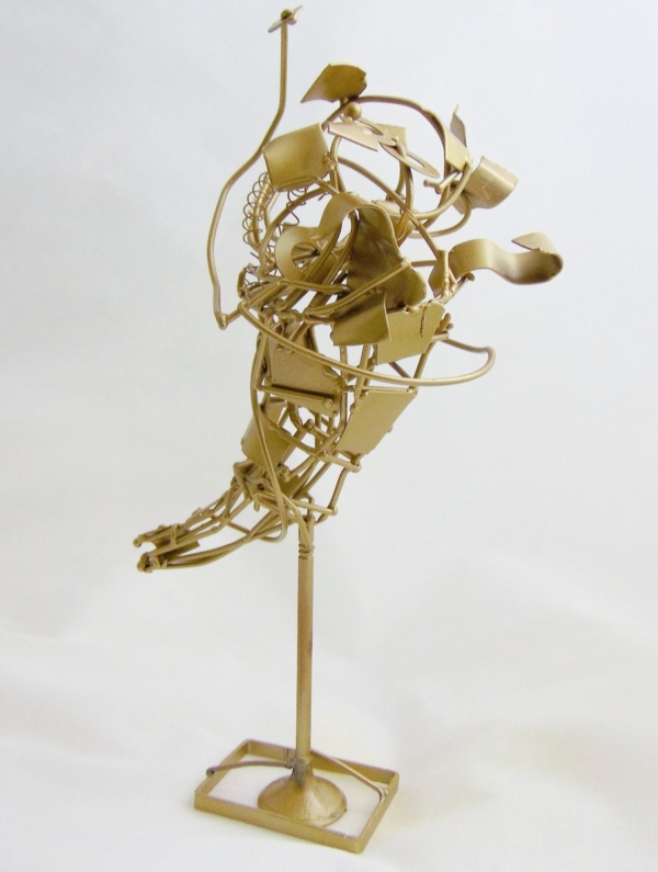 Piccola scultura dorata di Marco Cavalieri in filo metallico con inserti di materiali di riciclo, oggetto poetico e visionario.