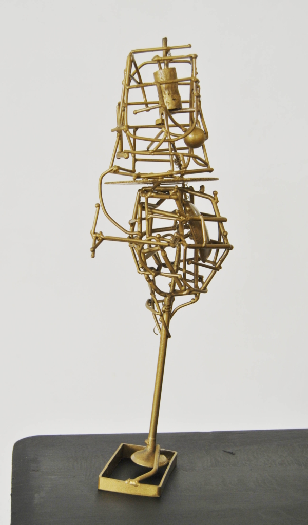 Piccola scultura dorata di Marco Cavalieri in filo metallico con inserti di materiali di riciclo, oggetto poetico e visionario.