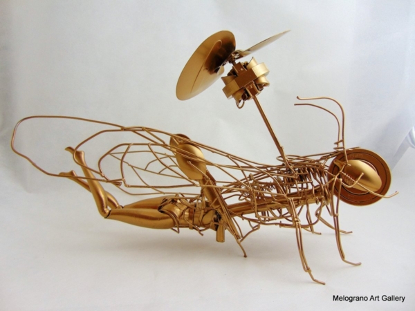 Scultura “Insecta” di Marco Cavalieri, figura femminile ibrida con testa d’insetto, ali e elica.