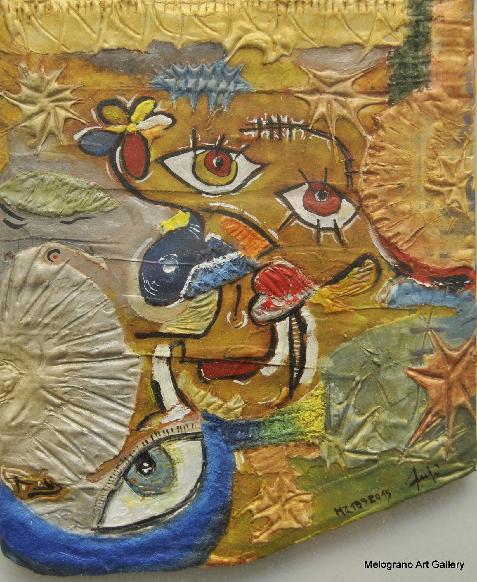 Donna che osserva lui dipingere di Massimo Zampedri, carta riciclata pressata e ricostituita su due facce, simboli e dettaglio materico