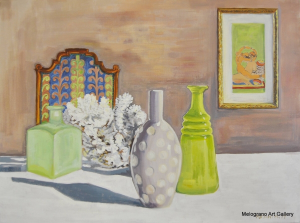 Michela Masini – Natura morta contemporanea con bottiglie verdi su mobile
