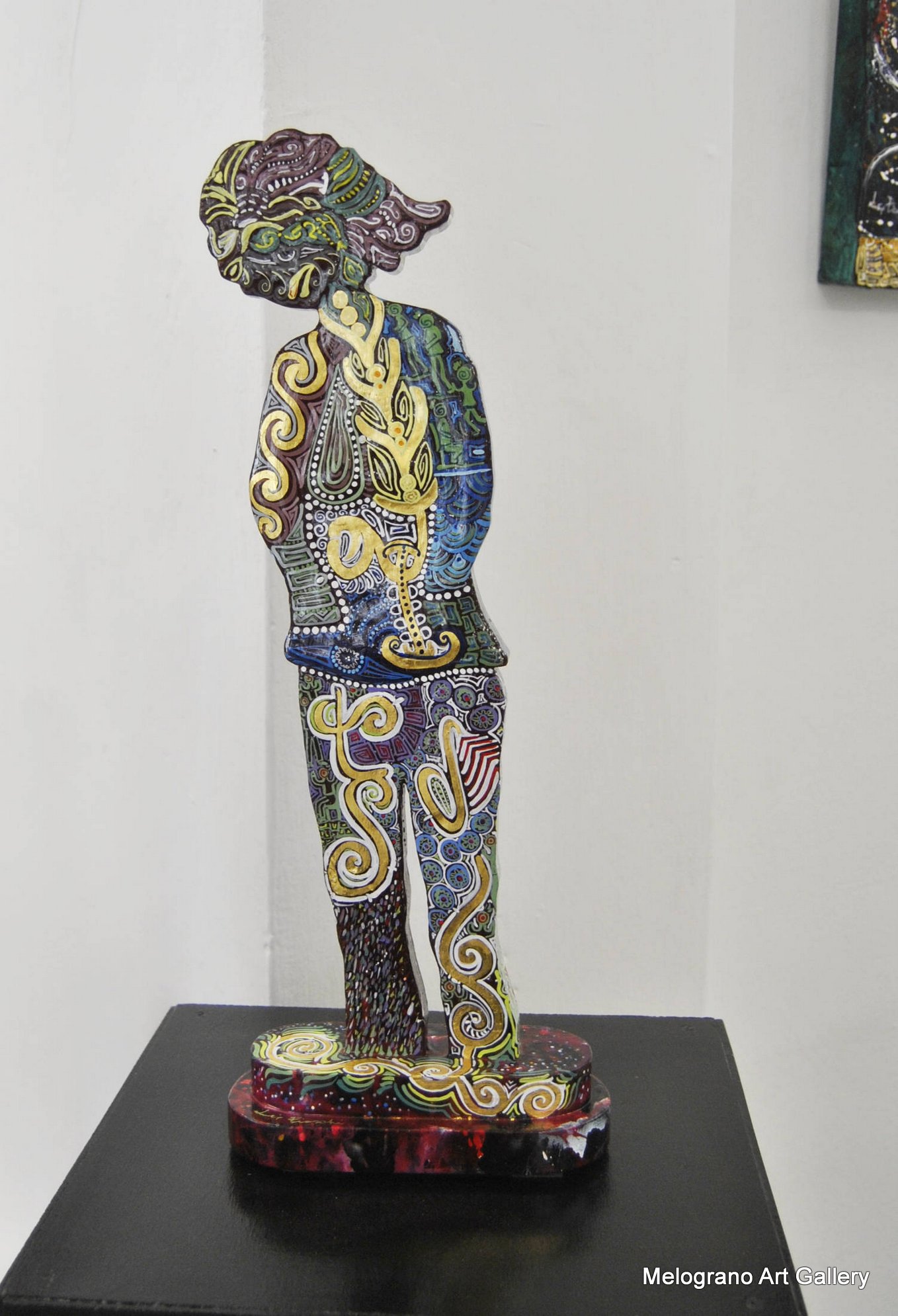 Ombre Sagomate di Lucia Fiaschi, figure sagomate dipinte con rilievi, simboli e motivi preziosi