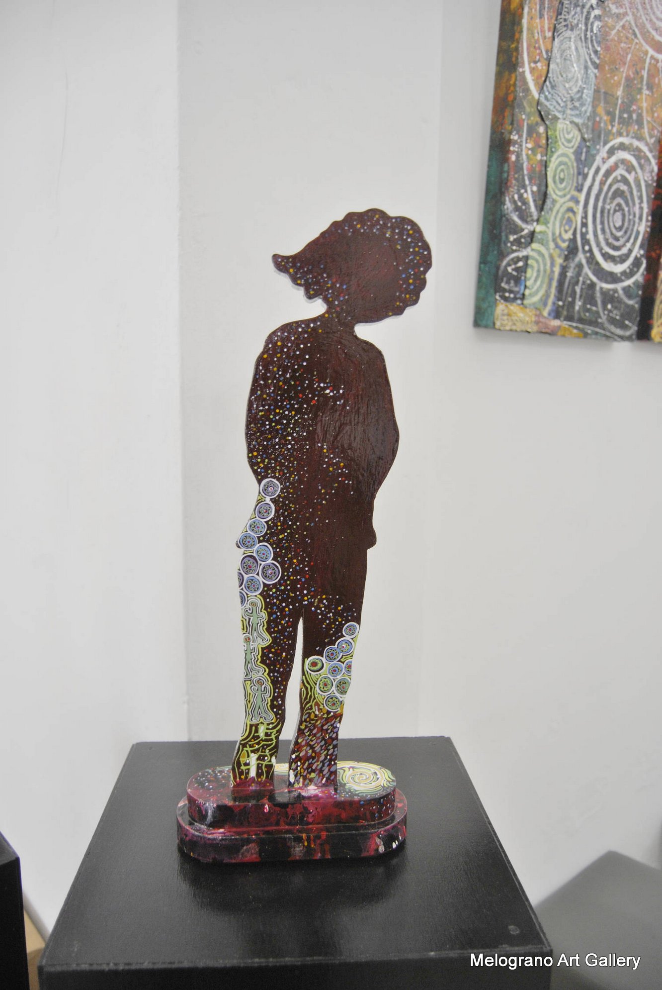 Ombre Sagomate di Lucia Fiaschi, figure sagomate dipinte con rilievi, simboli e motivi preziosi