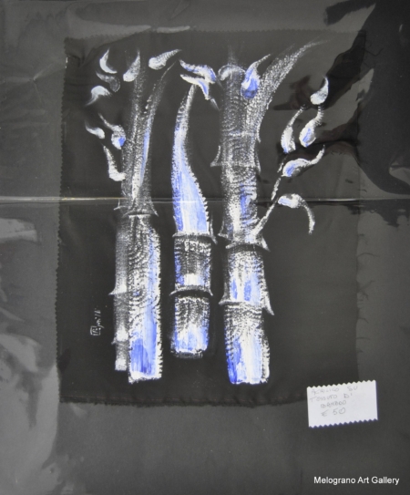 Opera di Paola Caporilli su tela a maglie larghe con tronchi di bamboo disegnati in stile giapponese.