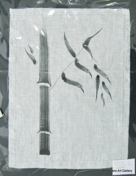 Opera di Paola Caporilli su tela a maglie larghe con tronchi di bamboo disegnati in stile giapponese.