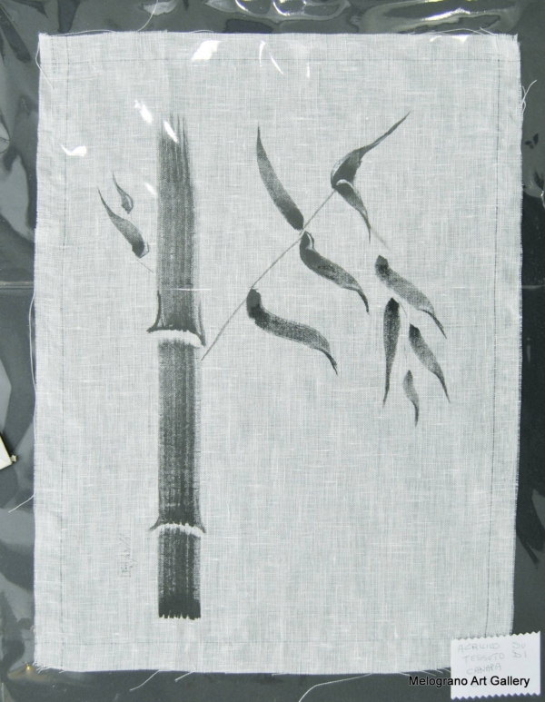 Opera di Paola Caporilli su tela a maglie larghe con tronchi di bamboo disegnati in stile giapponese.